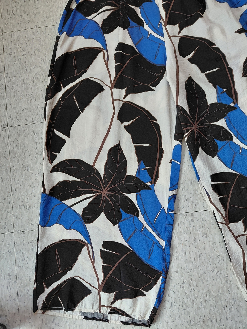 Sofia By Sofia Vergara Wide-Leg Floral Print Pants in Blue & Cream Tropical Pant - Picture 8 of 15